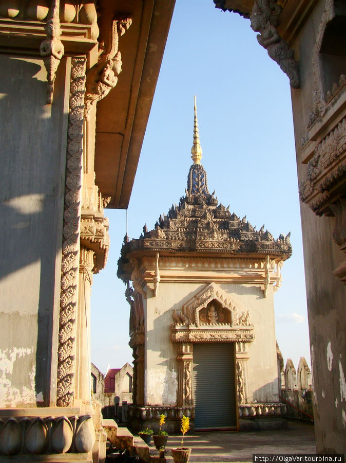 Башни украшены фресками листвы и оснащены электрическими огнями, которые включают в дни национальных праздников и фестивалей Вьентьян, Лаос