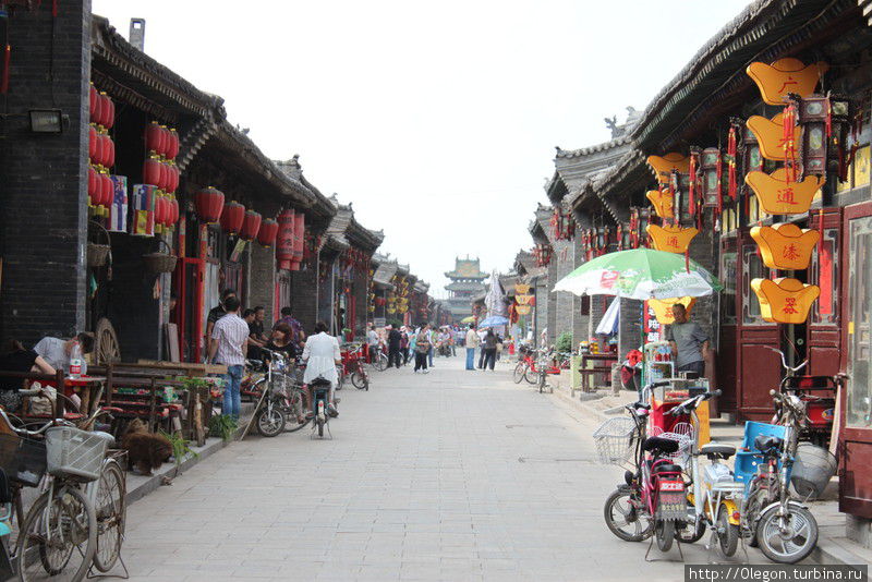 На центральных улицах каждый дом приносит их жителям прибыль — кто-то открыл магазин сувениров, кто-то кафе или ресторан, кто-то открыл гостиницу Пинъяо, Китай
