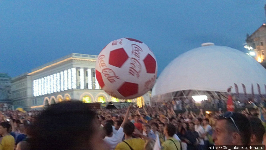 А это развлекали народ перед очередным матчем Киев, Украина
