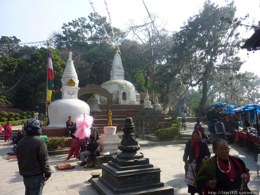 Катманду. Храмовый комплекс Сваямбунатх. Нижняя площадка. Катманду, Непал