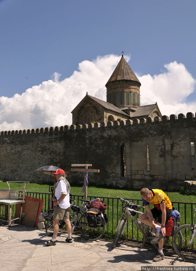 В город, что включен в список объектов Мирового наследия ЮНЕСКО и входит в число самых посещаемых мест, добираются по-разному.
Из Тбилиси в Мцхету можно приехать так, как эти парни, — на велосипедах. Мцхета, Грузия