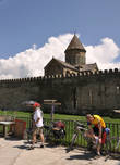 В город, что включен в список объектов Мирового наследия ЮНЕСКО и входит в число самых посещаемых мест, добираются по-разному.
Из Тбилиси в Мцхету можно приехать так, как эти парни, — на велосипедах.