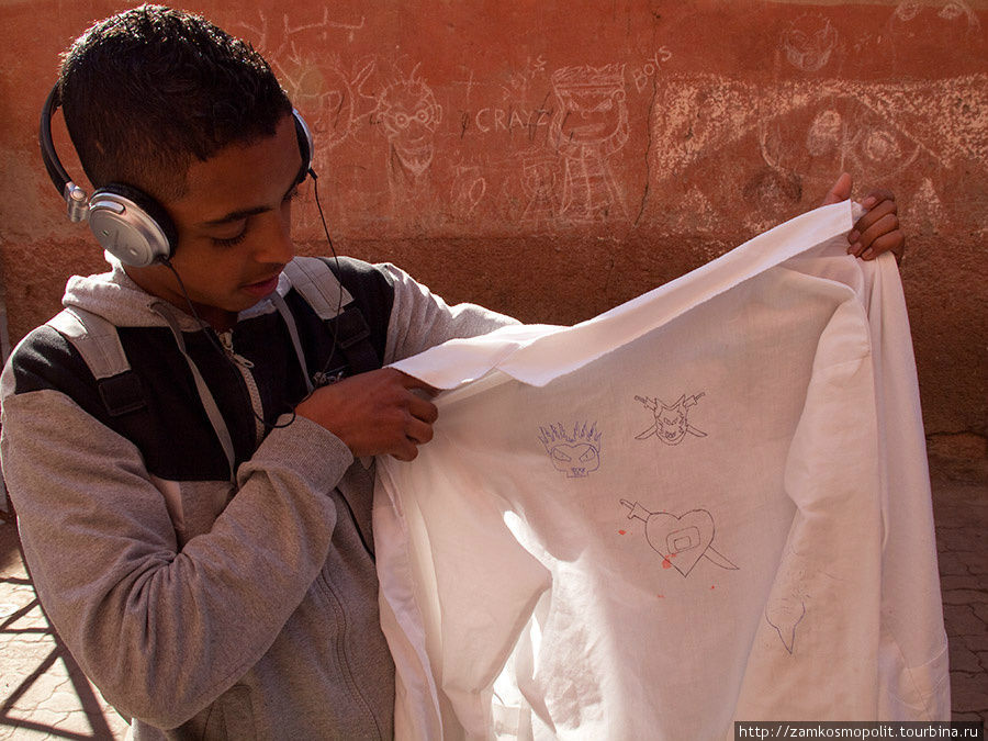 Мальчик показывает знаки местных футбольных фанатов. Марракеш Марокко