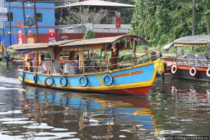 Город на каналах, заросших африканскими водорослями Аллеппи, Индия