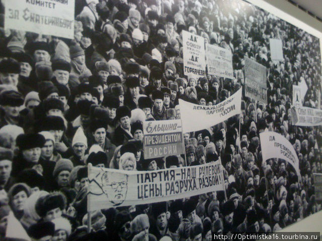 Многотысячный митинг в поддержку Ельцина на Манежной площади в Москве, 1991 год. (с сайта http://nnm.ru/blogs/torbinz/lihie_devyanostye/#cut) Москва, Россия
