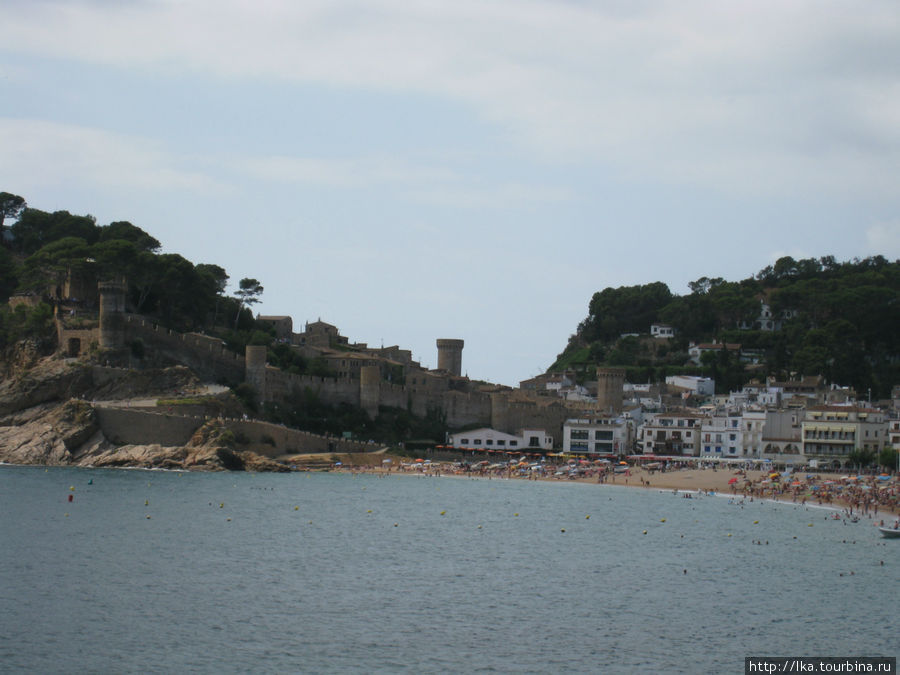 Вид с пляжа на крепость Вилла Велла Тосса-де-Мар, Испания