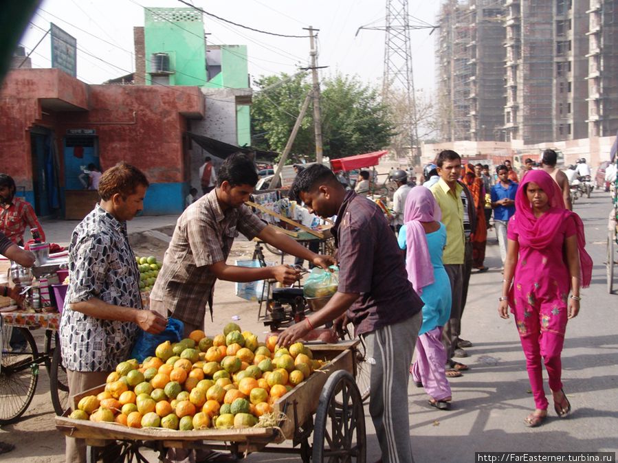 Свежие фрукты на пыльных улицах Дели, Индия
