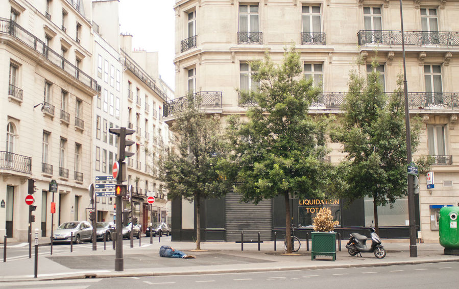Совсем не редкая для города картина. Париж, Франция
