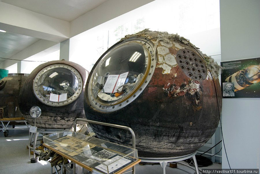Пилотируемый космический корабль “Восток-6″, в 1963 году он стартовал с первой в мире женщиной-космонавтом (Радулова в этом месте делает кислую мину) — В.В. Терешковой Королёв, Россия