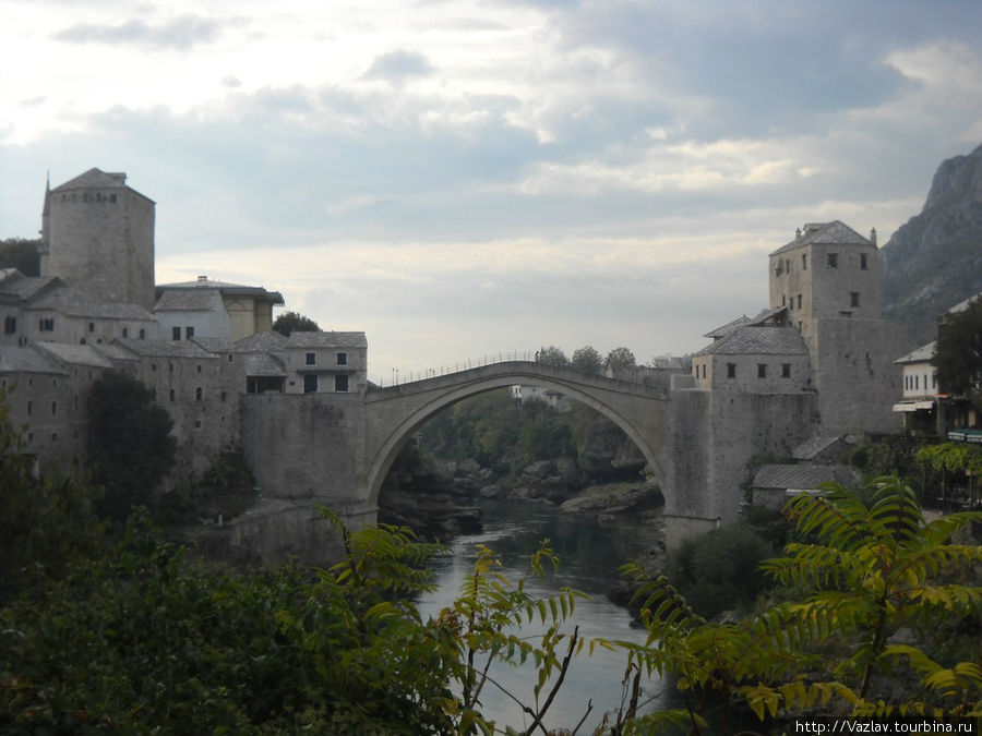 Вид на мост с восточного берега Мостар, Босния и Герцеговина