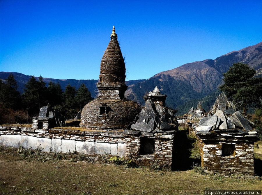 Очень много по дороге встречается храмов и подобных монументов Гора Эверест (8848м), Непал