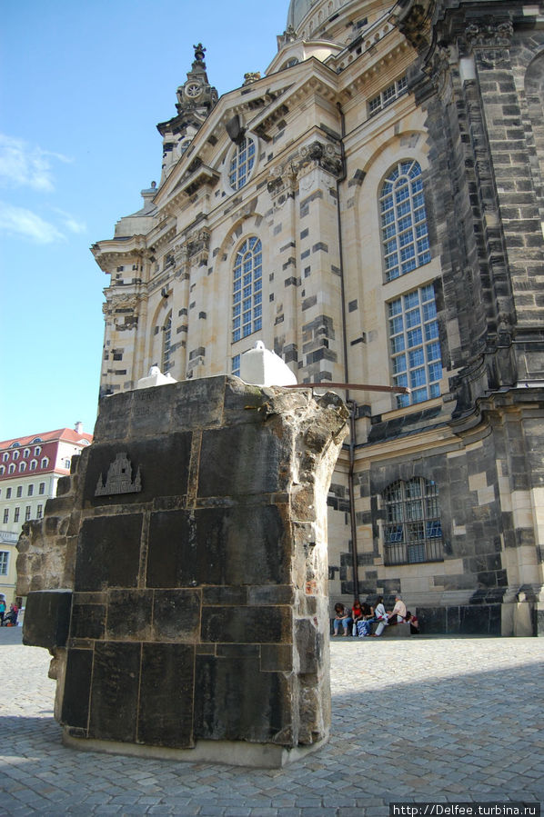 Аутентичная часть разрушенного храма Дрезден, Германия