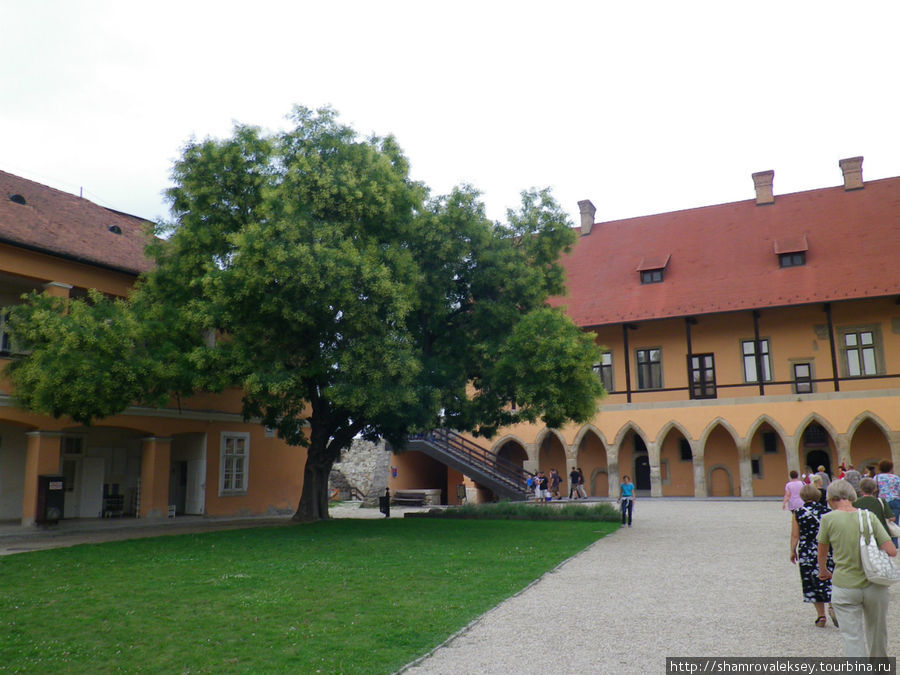Епископский дворец (1470 год), в котором сейчас на первом этаже находится музей Иштвана Добо, а на втором — картинная галерея. Эгер, Венгрия