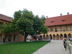 Епископский дворец (1470 год), в котором сейчас на первом этаже находится музей Иштвана Добо, а на втором — картинная галерея.
