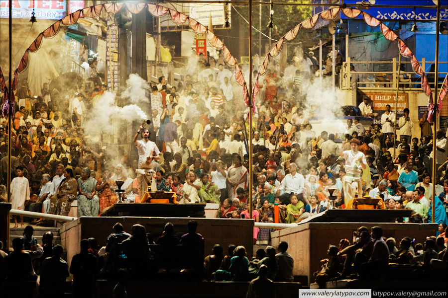 Наблюдая из лодки за церемонией, впечатляет масштаб происходящего, множество людей и Пуджари вращающие зажженные светильники. Брамины, вращая огненные светильники приобретают силу божеств. Которую раздают верующим в конце церемонии. Сошедшее от божества благословление передается верующим через пламя, которое люди накрывают ладонями и касаются своего лба. Варанаси, Индия