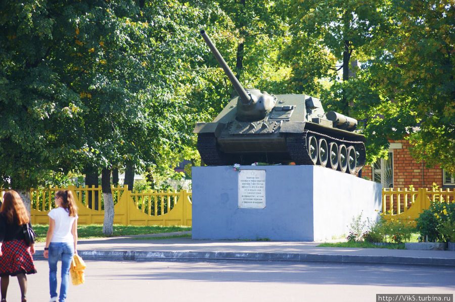 Памятник самоходке, освободившей город от фашистских захватчиков. Марьина Горка, Беларусь