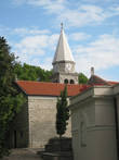 Храм сочетает в себе признаки хорватского и итальянского церковного зодчества сразу