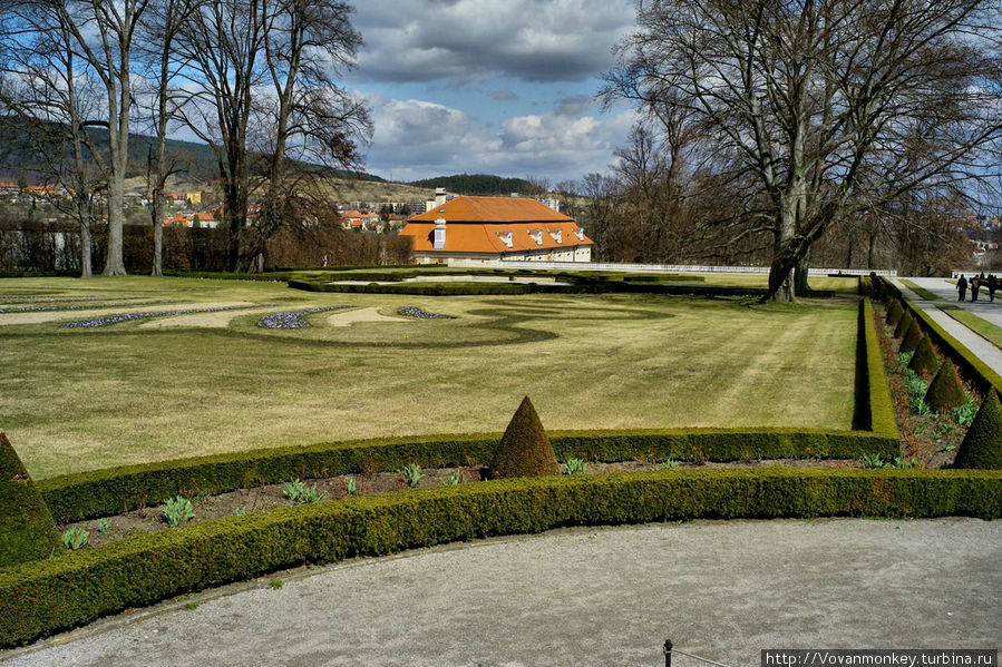 Гордо смотрит старый замок на долину пред собой Чешский Крумлов, Чехия