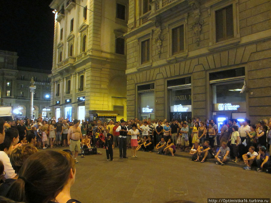 На площади Республики вечером и днём Флоренция, Италия