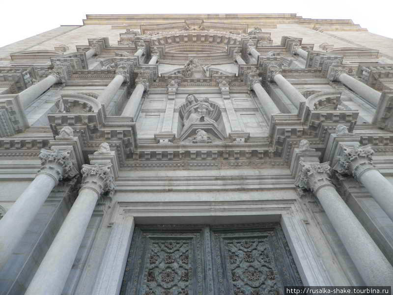 Кафедральный собор Жироны глазами грешницы... Жирона, Испания