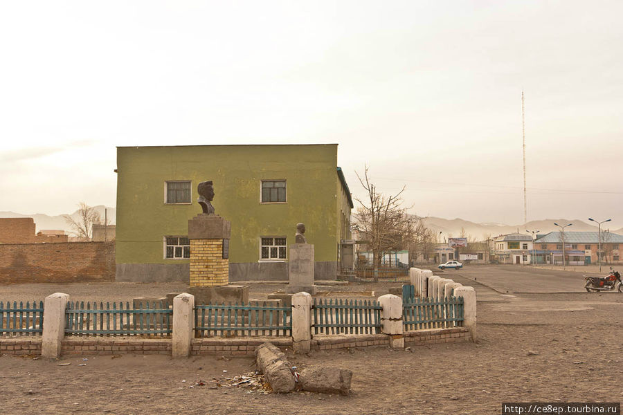 Асфальта нет, но есть бюсты! Улэгэй, Монголия