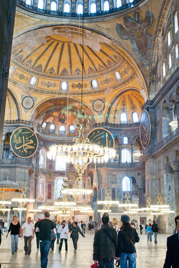 Но стоит оказаться внутри, отваливается челюсть от огромных пространств, бесчисленных окон, арок и колонн. Стамбул, Турция