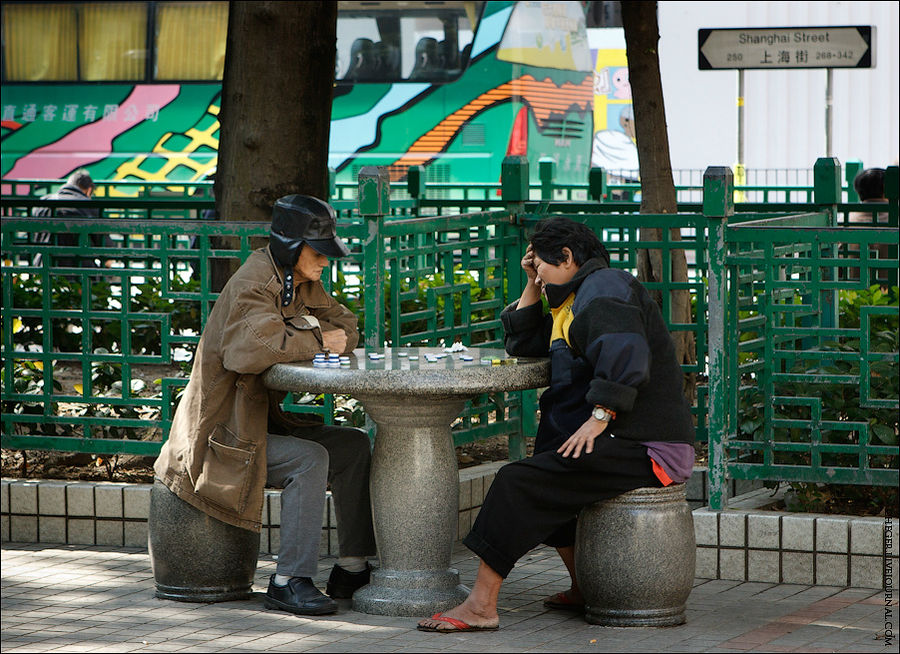 Шашки — интернациональная игра. Для этого тут даже стоят каменные, специально для этого размеченные, столы Монгкок, Гонконг