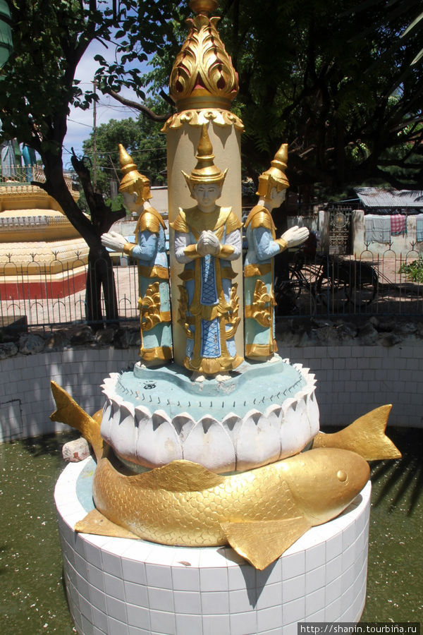 Скульптурная композиция в пустом фонтане Монива, Мьянма