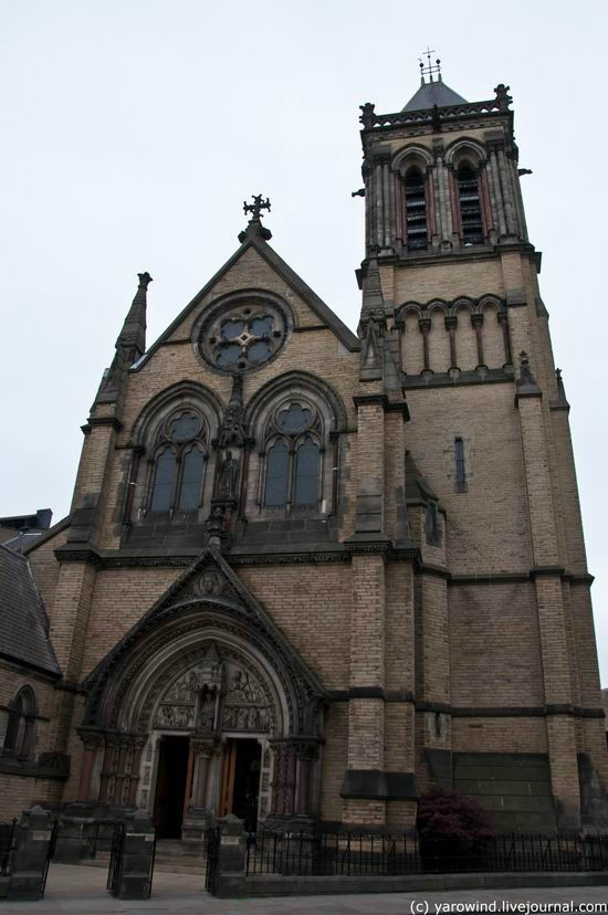 Рядом находится католическая церковь св. Вилфрида. Храм построен в 1864г в стиле готического возрождения и копирует храмы XIII-XIVв. Йорк, Великобритания