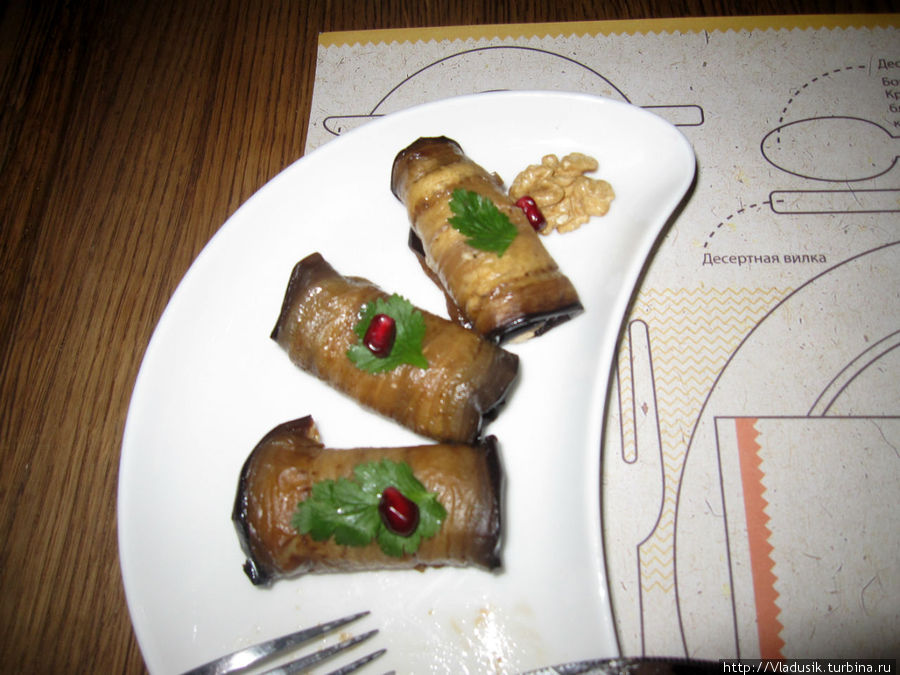 Это вообще моя любимая еда — рулетики из баклажана с начинкой из грецкого ореха, только ими бы и питалась...