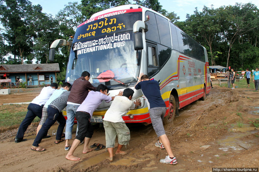 Туристы пытаются сами вытолкать автобус из лаосской грязи Камбоджа