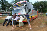 Туристы пытаются сами вытолкать автобус из лаосской грязи