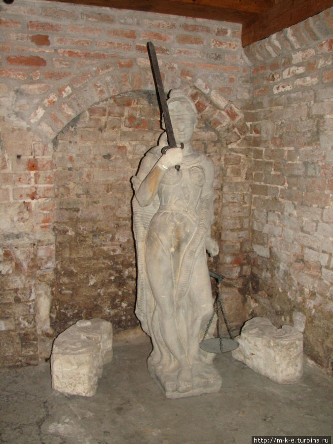Скульптура Фемиды с фронтона Ратуши Рига, Латвия
