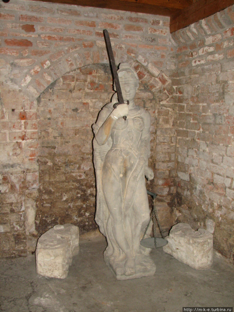 Скульптура Фемиды с фронт