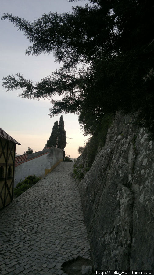 самая высокая точка крепости и улица с жилыми домами... Обидуш, Португалия