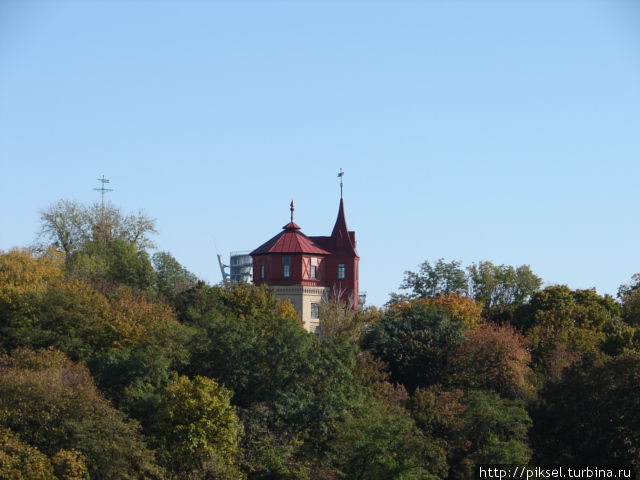 Вид  на памятник инженерному искусству и архитектуры — городские водонапорные башни в Хрещатом парке. Киев, Украина