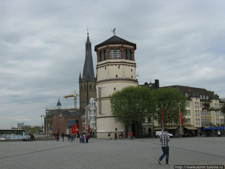 Башня Schlossturm, на заднем плане церковь Св.Ламбертуса Дюссельдорф, Германия