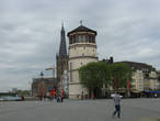 Башня Schlossturm, на заднем плане церковь Св.Ламбертуса