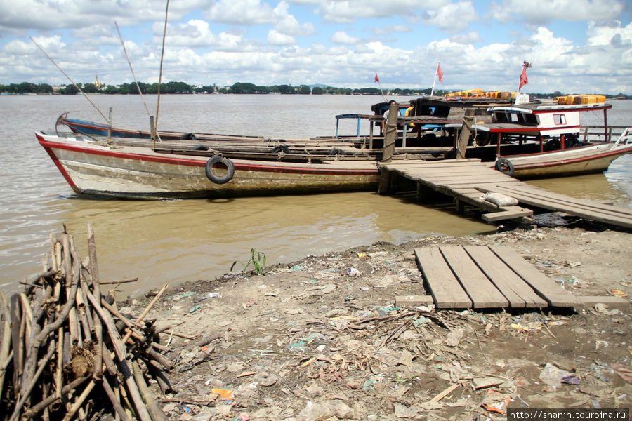 Лодки у берега, на реке Чиндвин Монива, Мьянма