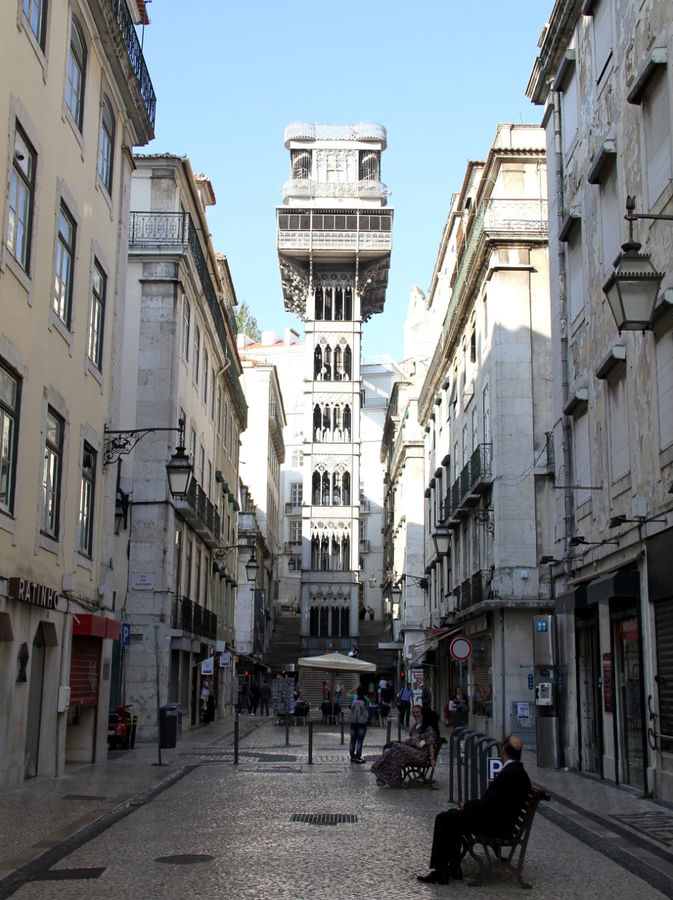Элевадор-ди-Санта-Жушта или, иначе, Элевадор-ду-Карму — лифтовый подъёмник в Лиссабоне, действует для помощи пешеходам в преодолении крутого склона с 1902 года, связывая улицу Руа-ду-Ору (внизу) с площадью Ларгу-ду-Карму (вверху). Соединяет низинный район Байша и высокий Шиаду.

Автор проекта — Раул Межньер ди Понсард. В 2002 году данный объект был признан памятником национального значения.

Сооружение подъёмника выполнено из чугуна, фасады сооружения декорированы в неоготическом стиле. Высота сооружения — 45 м, высота между связываемыми уровнями — 32 м. Лиссабон, Португалия