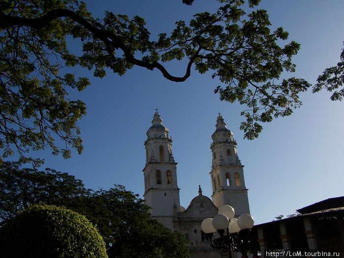 Вид на колокольню кафедрального собора Кампече, Мексика