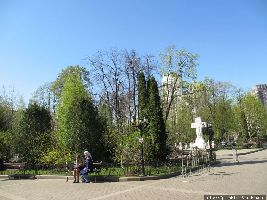 В Покровском монастыре у Матронушки перед днём её памяти Москва, Россия