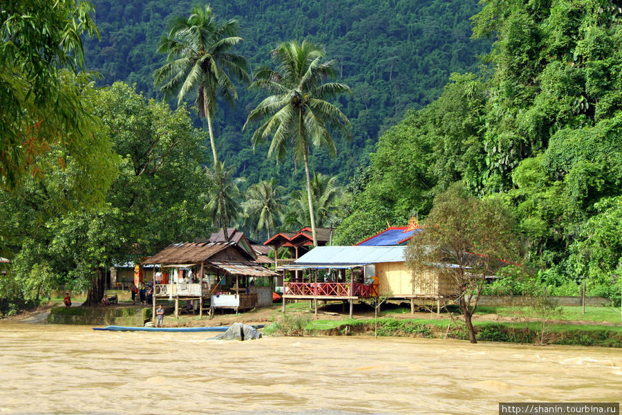 Переправа на реке Нам Сонг Ванвьенг, Лаос