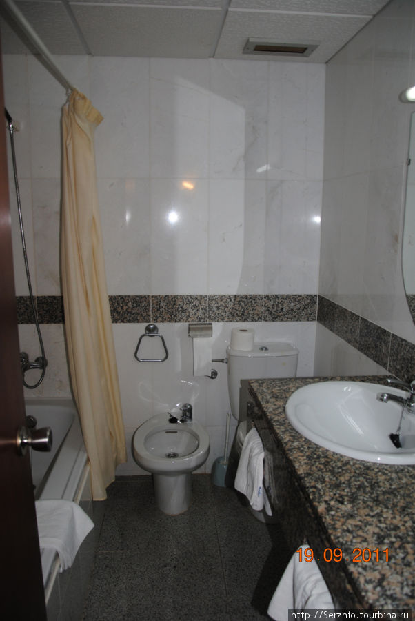 Слева ванная с душем, посередине биде, справа раковина и за ней туалет Сан-Антонио, остров Ибица, Испания