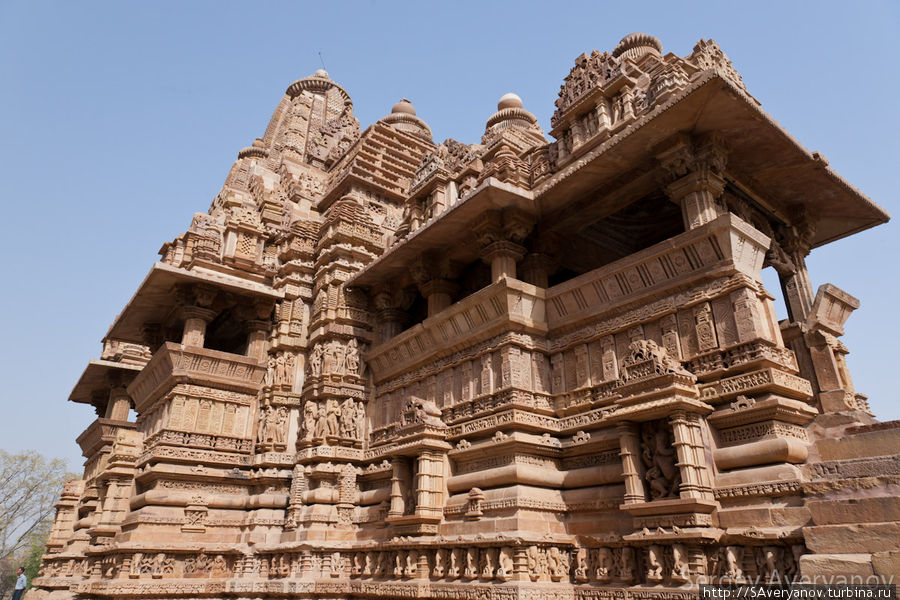 Храм Кандарья Махадев, стены украшены почти тысячей изображений богов, людей и животных Каджурахо, Индия