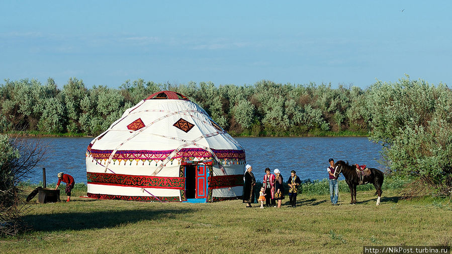 Праздничная юрта установлена на берегу Урала к семейному торжеству Атырауская область, Казахстан