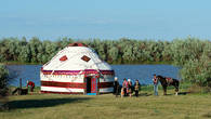Праздничная юрта установлена на берегу Урала к семейному торжеству