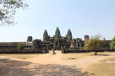 Башни Ангкор Вата — это неразкрывшиеся бутоны лотосов. Восточный вход.