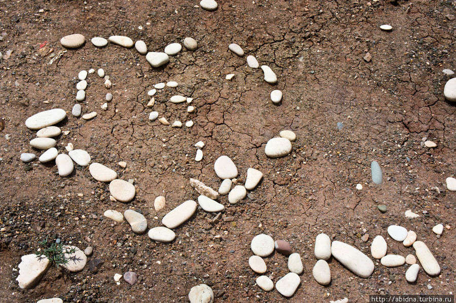 Влюбленные выкладывают из камней сердца и оставляют инициалы... Скала Афродиты, Кипр