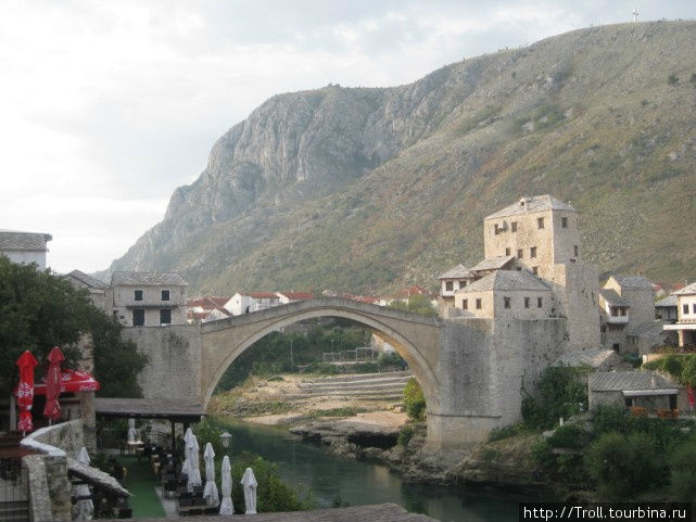 Мост на фоне гигантской горы Мостар, Босния и Герцеговина